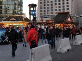 Betonbepollerte "Winterwelt" am Potsdamer Platz in Berlin.