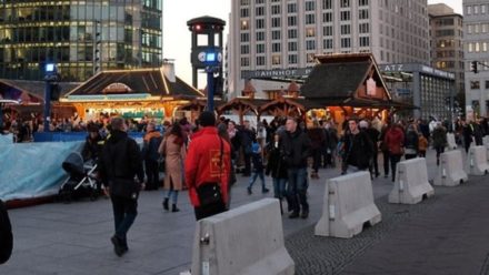 Betonbepollerte "Winterwelt" am Potsdamer Platz in Berlin.